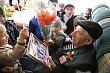Дети Хунзахского района окружили ветерана ВОВ